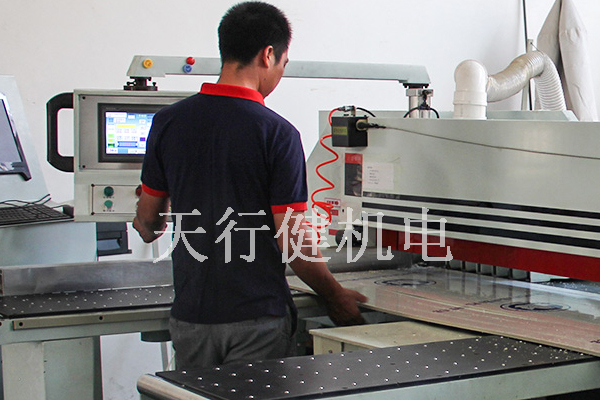 技術(shù)人員和制作設(shè)備